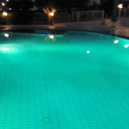 Апартаменты Andy'S Gardens Йеранион Экстерьер фото
